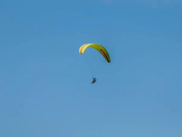 Parapendio Nel Cielo Aveyron Sopra Viadotto Millau — Foto Stock