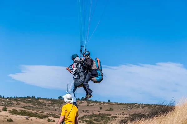 Paraglider Obloze Aveyron Nad Viaduktem Millau — Stock fotografie