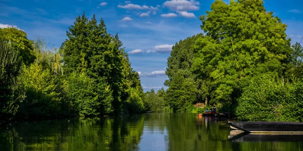 Poitevin bataklığı, Nouvelle-Aquitaine 'de Vende, Deux-Svres ve Charente-Maritime olmak üzere üç bölümü kapsar.