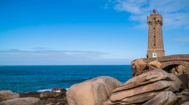 Fransa 'nın Brittany bölgesindeki Ctes-d' Armor 'daki Mean Ruz deniz feneriyle Ploumanac' h 'h' daki pembe granit sahil..