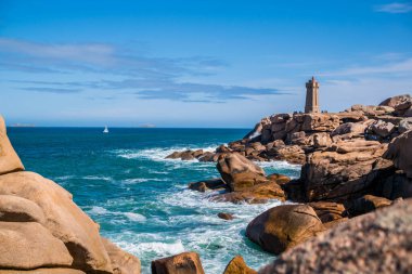 Fransa 'nın Brittany bölgesindeki Ctes-d' Armor 'daki Mean Ruz deniz feneriyle Ploumanac' h 'h' daki pembe granit sahil..