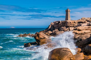 Fransa 'nın Brittany bölgesindeki Ctes-d' Armor 'daki Mean Ruz deniz feneriyle Ploumanac' h 'h' daki pembe granit sahil..