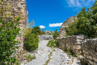 Saint-Saturnin-ls-Apt, Provence-Alpes-Cte-d 'Azur' daki Luberon 'daki ortaçağ tepe köyü..