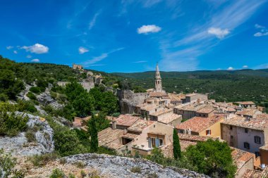 Saint-Saturnin-ls-Apt, Provence-Alpes-Cte-d 'Azur' daki Luberon 'daki ortaçağ tepe köyü..