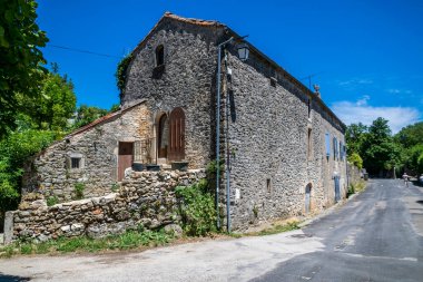 La Couvertoirade güzel ortaçağ köyü Aveyron 'da tünemişti..
