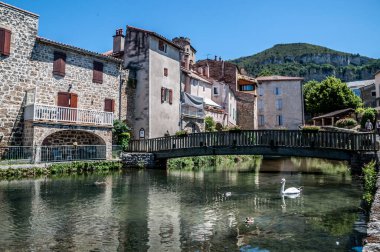 Creissels, Aveyron 'daki Causse du Larzac kayalıklarının eteklerindeki ortaçağ köyü..