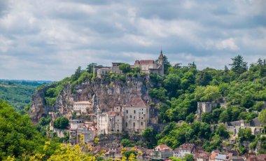 Rocamadour, Fransa 'nın Occitanie şehrinde kayalara ve kutsal mekanlara tutunan köy..