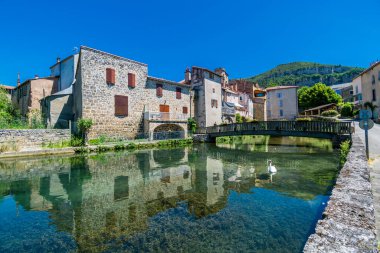 Creissels, Aveyron 'daki Causse du Larzac kayalıklarının eteklerindeki ortaçağ köyü..