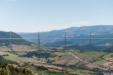 Aveyronnaise vadisi Fransa 'daki Millau viyadükünün egemenliğinde..