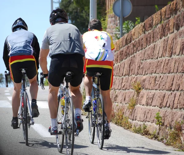 뒤에서 사진을 전담하는 자전거타는 사람들 — 스톡 사진