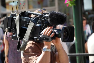 Bir haber sırasında kameraman eylem halinde.