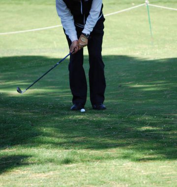 18 delikli bir golf sahası oyna.