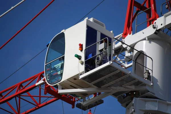 Bir inşaat sahasında turna.