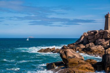 Fransa 'nın Brittany bölgesindeki Ctes-d' Armor 'daki Mean Ruz deniz feneriyle Ploumanac' h 'h' daki pembe granit sahil..