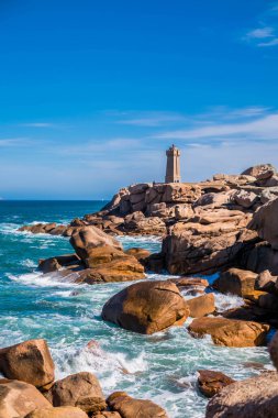 Fransa 'nın Brittany bölgesindeki Ctes-d' Armor 'daki Mean Ruz deniz feneriyle Ploumanac' h 'h' daki pembe granit sahil..