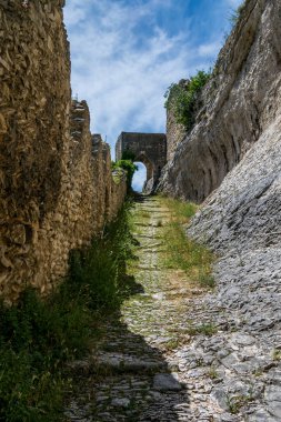Saint-Saturnin-ls-Apt, Provence-Alpes-Cte-d 'Azur' daki Luberon 'daki ortaçağ tepe köyü..