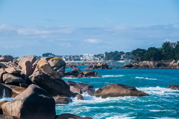 Fransa 'nın Brittany bölgesindeki Ctes-d' Armor 'daki Mean Ruz deniz feneriyle Ploumanac' h 'h' daki pembe granit sahil..