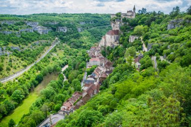 Rocamadour, Fransa 'nın Occitanie şehrinde kayalara ve kutsal mekanlara tutunan köy..