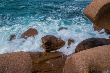 Ploumanac 'h, deniz feneri ve pembe granit kayaları.