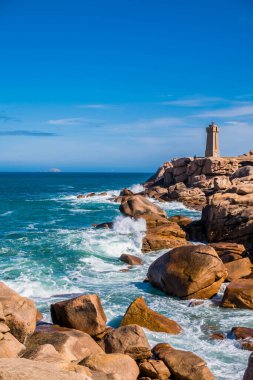 Ploumanac 'h, deniz feneri ve pembe granit kayaları.