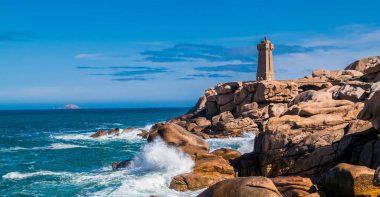 Ploumanac 'h, deniz feneri ve pembe granit kayaları.