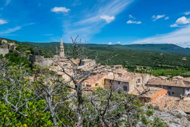 Saint-Saturnin-ls-Apt, Provence-Alpes-Cte-d 'Azur' daki Luberon 'daki ortaçağ tepe köyü..
