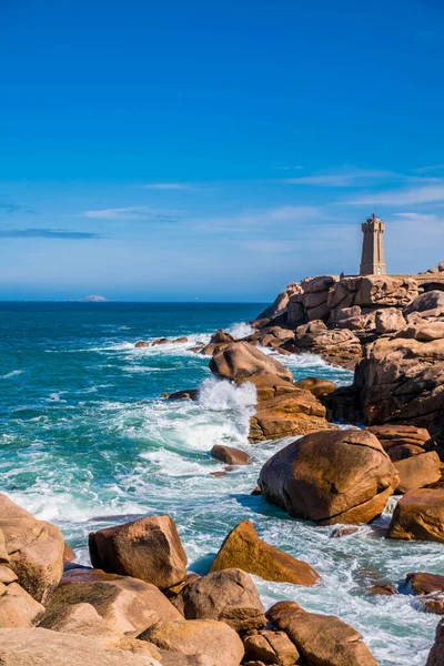Ploumanac 'h, deniz feneri ve pembe granit kayaları.