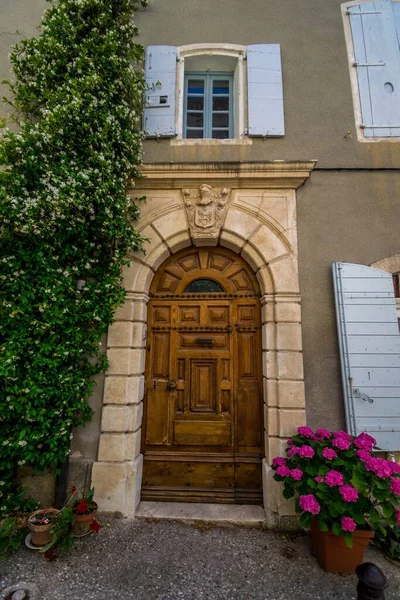 Saint-Saturnin-ls-Apt, Provence-Alpes-Cte-d 'Azur' daki Luberon 'daki ortaçağ tepe köyü..