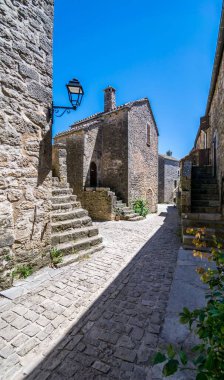 La Couvertoirade güzel ortaçağ köyü Aveyron 'da tünemişti..