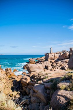 Ploumanac 'h, deniz feneri ve pembe granit kayaları.