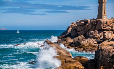 Ploumanac 'h, deniz feneri ve pembe granit kayaları.