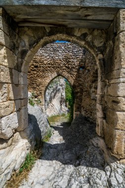 Saint-Saturnin-ls-Apt, Provence-Alpes-Cte-d 'Azur' daki Luberon 'daki ortaçağ tepe köyü..