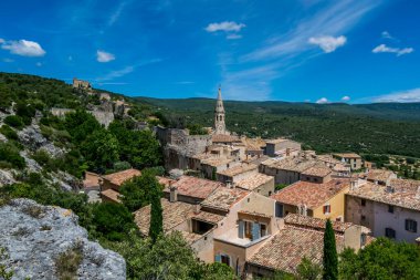 Saint-Saturnin-ls-Apt, Provence-Alpes-Cte-d 'Azur' daki Luberon 'daki ortaçağ tepe köyü..