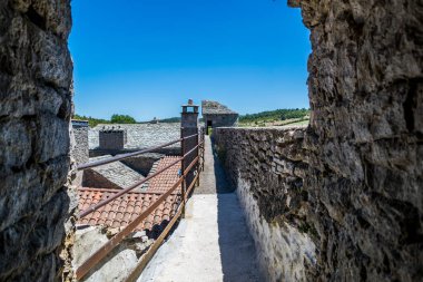 La Couvertoirade güzel ortaçağ köyü Aveyron 'da tünemişti..