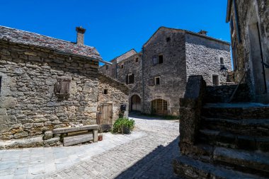 La Couvertoirade güzel ortaçağ köyü Aveyron 'da tünemişti..