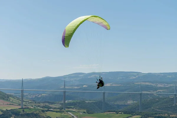 Paraglider Obloze Aveyron Nad Viaduktem Millau — Stock fotografie