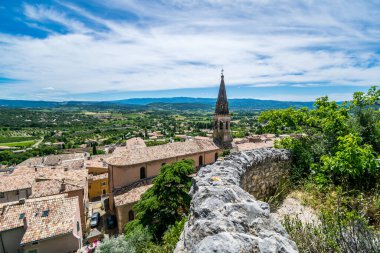 Saint-Saturnin-ls-Apt, Provence-Alpes-Cte-d 'Azur' daki Luberon 'daki ortaçağ tepe köyü..