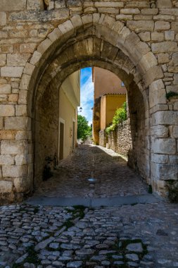Saint-Saturnin-ls-Apt, Provence-Alpes-Cte-d 'Azur' daki Luberon 'daki ortaçağ tepe köyü..