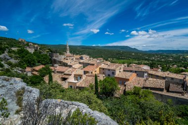 Saint-Saturnin-ls-Apt, Provence-Alpes-Cte-d 'Azur' daki Luberon 'daki ortaçağ tepe köyü..