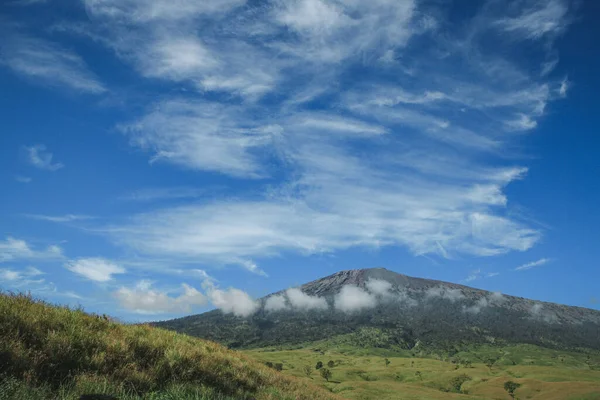 Céu Azul Nuvens Brancas Acima Monte Rinjani — Fotografia de Stock