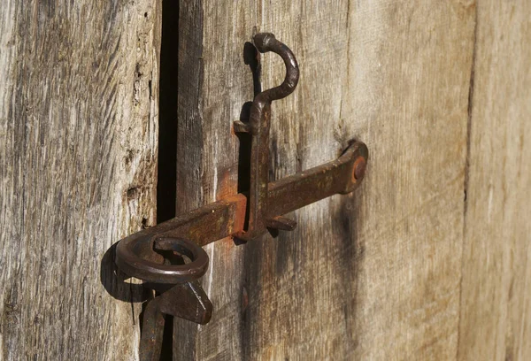 Una Vieja Cerradura Oxidada Parte Una Vieja Áspera Puerta Madera —  Fotos de Stock