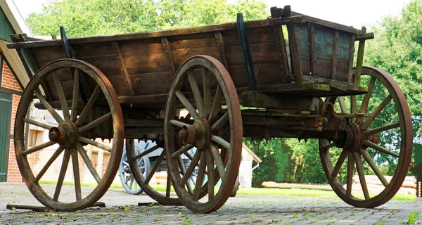 Oude Houten Boerderijwagen Met Traditionele Houten Wielen Een Ijzeren Velg — Stockfoto