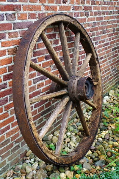 Oude Houten Wagenwiel Met Ijzeren Velg Het Geplaatst Tegen Muur — Stockfoto