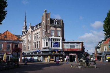 Coevorden, Hollanda - 23 Temmuz 2025 Markt adında bir meydan. 'Markt' ve 'Kerkstraat' ın köşesindeki bina 1903 yılında Art Nouveau tarzında inşa edilmiştir. Ulusal bir anıt.