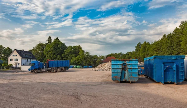 Estaleiro Reciclagem Com Caminhões Diferentes Recipientes — Fotografia de Stock