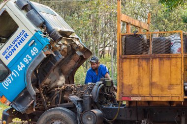 Colonia Independencia, Paraguay - 30 Ağustos 2018: Kamyon dökümü Paraguay'da bir karayolu üzerinde. Isınmış motor, buhar kaçar.