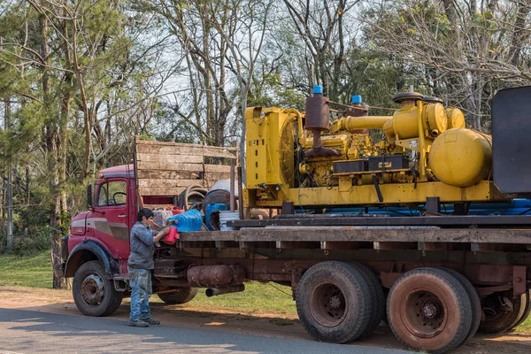 Colonia Independencia 파라과이 2018 트럭으로 파라과이 일반적입니다 플랫폼 드릴링 기계에 — 스톡 사진