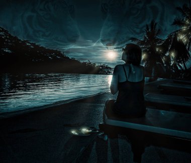 Gece ay ışığında Tayland denizde kadın.