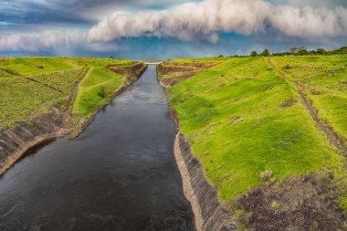 Kanal del Aguapey yakınındaki bir fırtına hemen önce şehir San d. y Damian: Paraguay
