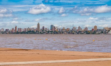 Posadas manzarası Arjantin, fotoğrafı Encarnacion plaj / Paraguay.